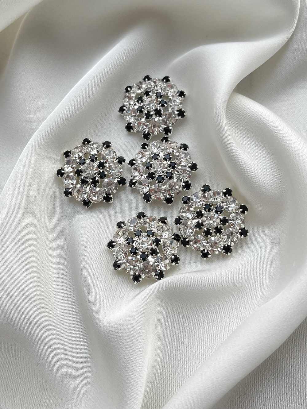 Пуговицы Стразы1 серебристые с черными деталями