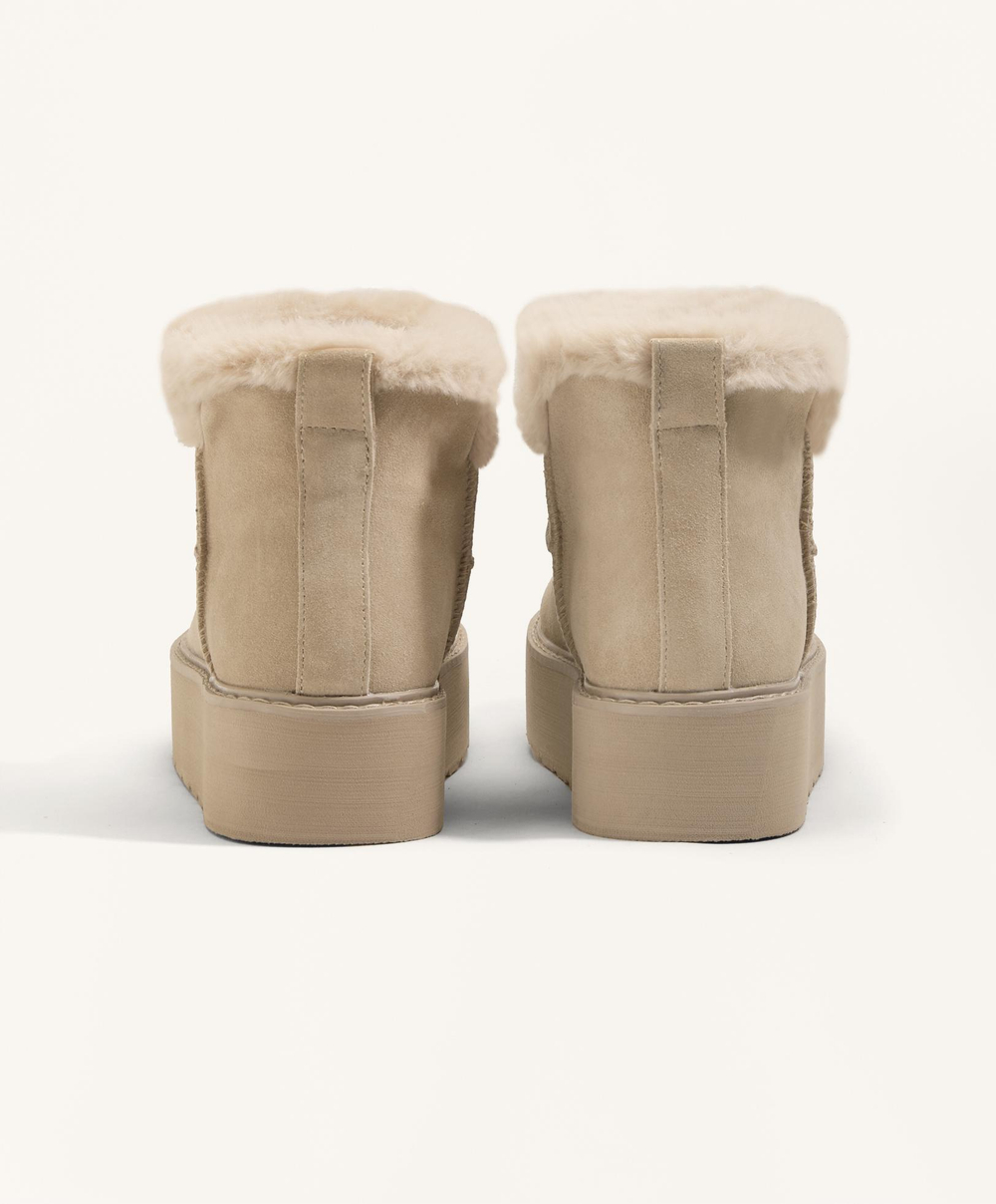 OYSHO Замшевые угги на платформе, песочный