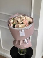 Букет из кустовой пионовидной розы Менсфилд Парк с крупным бутоном в оформлении