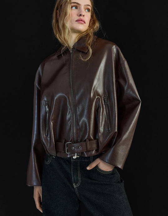BERSHKA Бомбер из искусственной кожи с поясом, коричневый