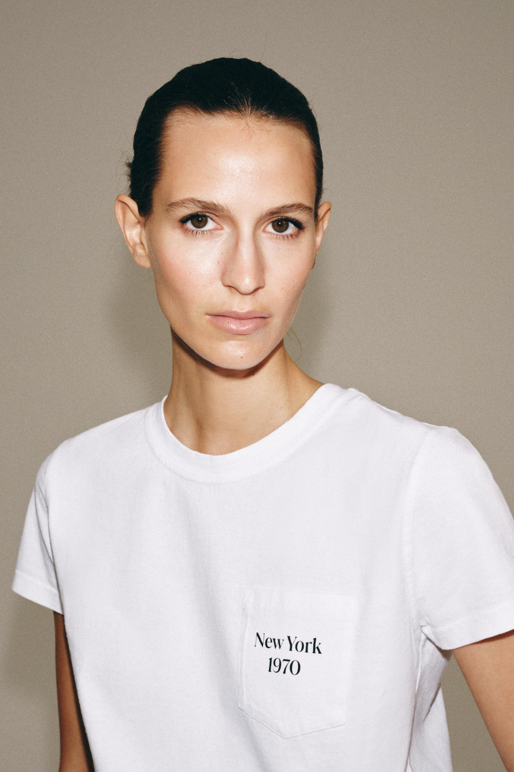 ZARA ФУТБОЛКА С КАРМАНОМ И НАДПИСЬЮ, БЕЛЫЙ