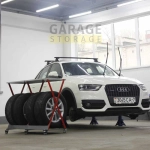 Использование увеличенного горизонтального стеллажа для хранения широких шин (до 320 мм) в современном гараже.