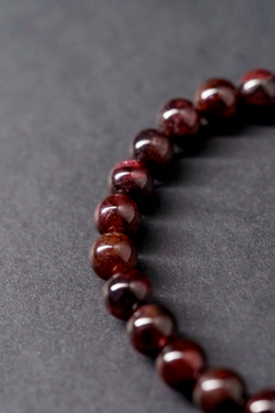 Браслет "Memo about Soulmate" из граната 6 мм с подвеской