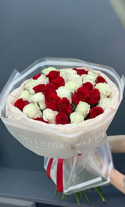 55 роз микс белые и красные