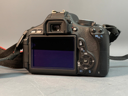 Canon 600D kit 18-55mm 3.5-5.6 III 6.400 кадров