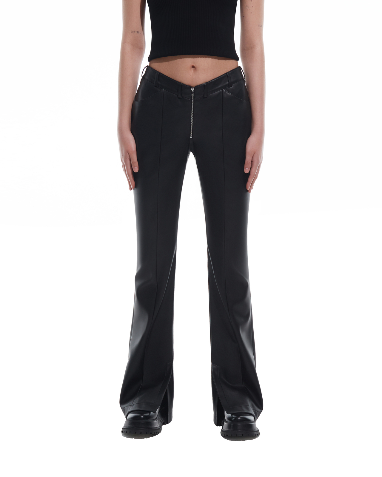 Брюки с фигурным поясом из эко-кожи