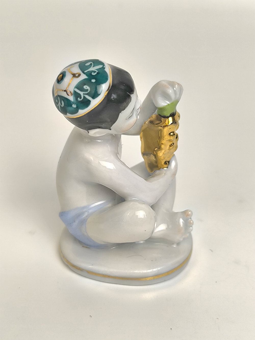 Статуэтка (миниатюра) "Мальчик - узбек с виноградом" ЛФЗ