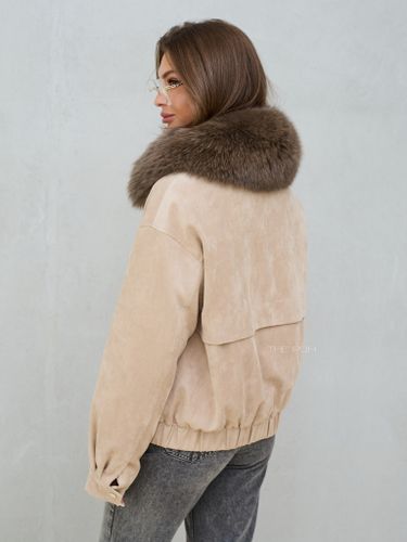 Объемная куртка бежевого цвета из замши