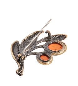 AM-2373 Брошь «Ветка оливы» (латунь, янтарь)
