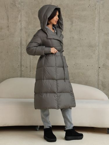 Удлиненный пуховик на запах с объемным капюшоном