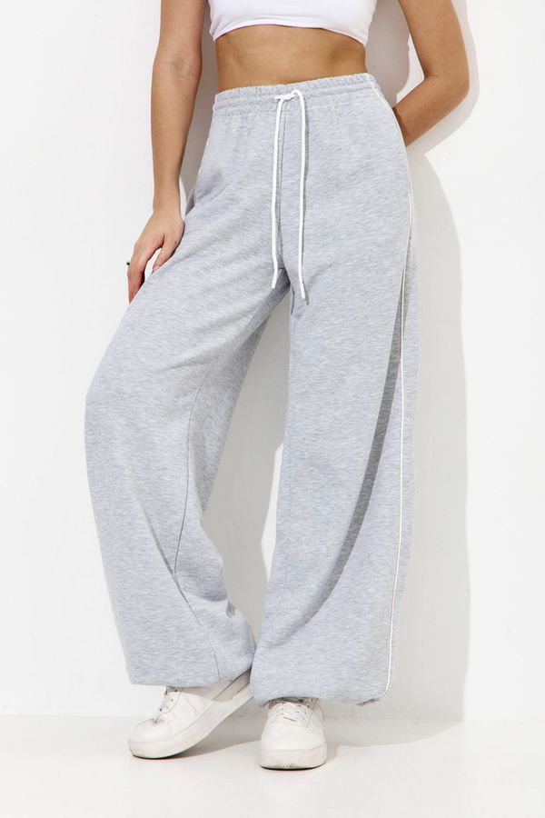 Широкие джоггеры без начеса с кантом цвета серый меланж