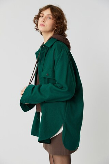 Объемная мужская рубашка зеленого цвета