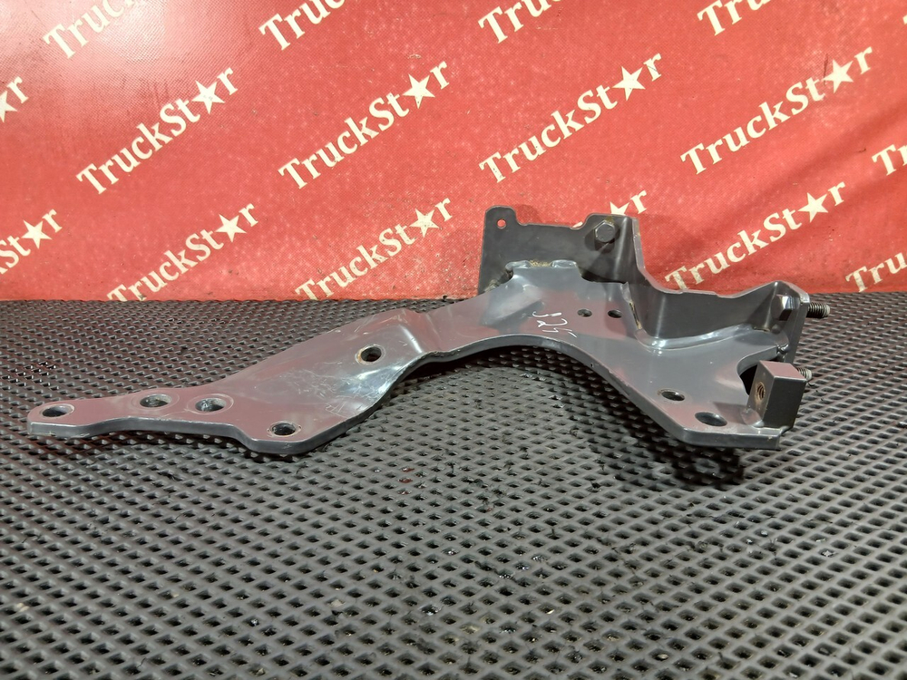 Кронштейн бампера левый