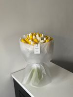 Букет из 51 белого и желтого тюльпанов