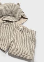 футболка с шортами и панамкой