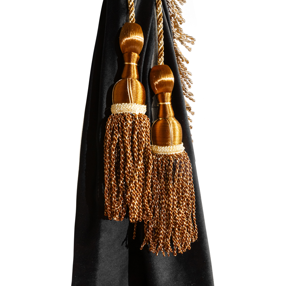 Шторы спального места с ламбрекеном и прихватами "Кисти" в кабину Volvo, Scania, MAN, DAF, Merc, Камаз, Sitrak, Shacman, Foton, FAW. Высота 1,5м, ширина одной стороны - 1,15м. Блэкаут, велюр. Черный цвет с бежевой бахромой и коричневыми кистями