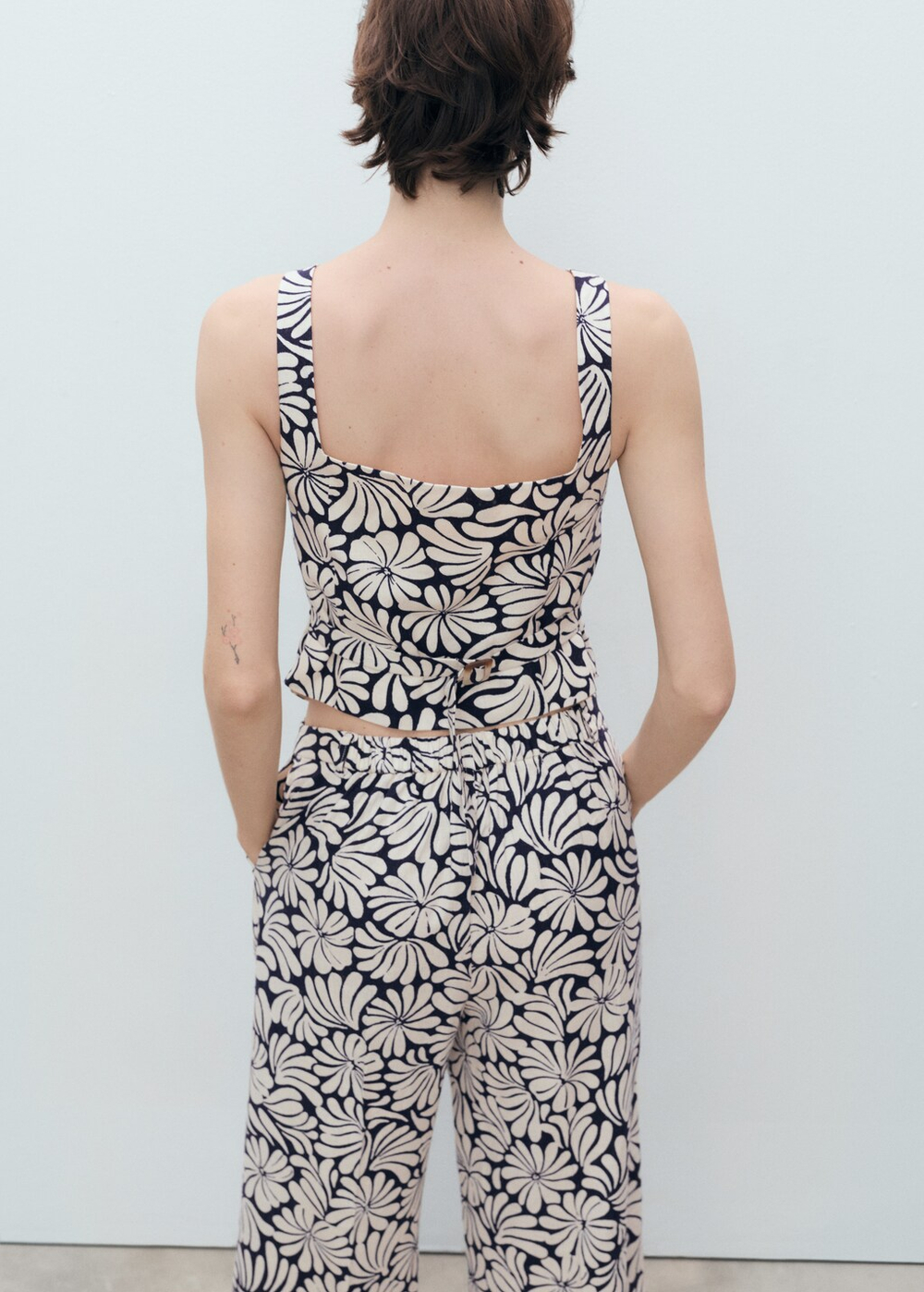 Приталенный льняной топ с цветами