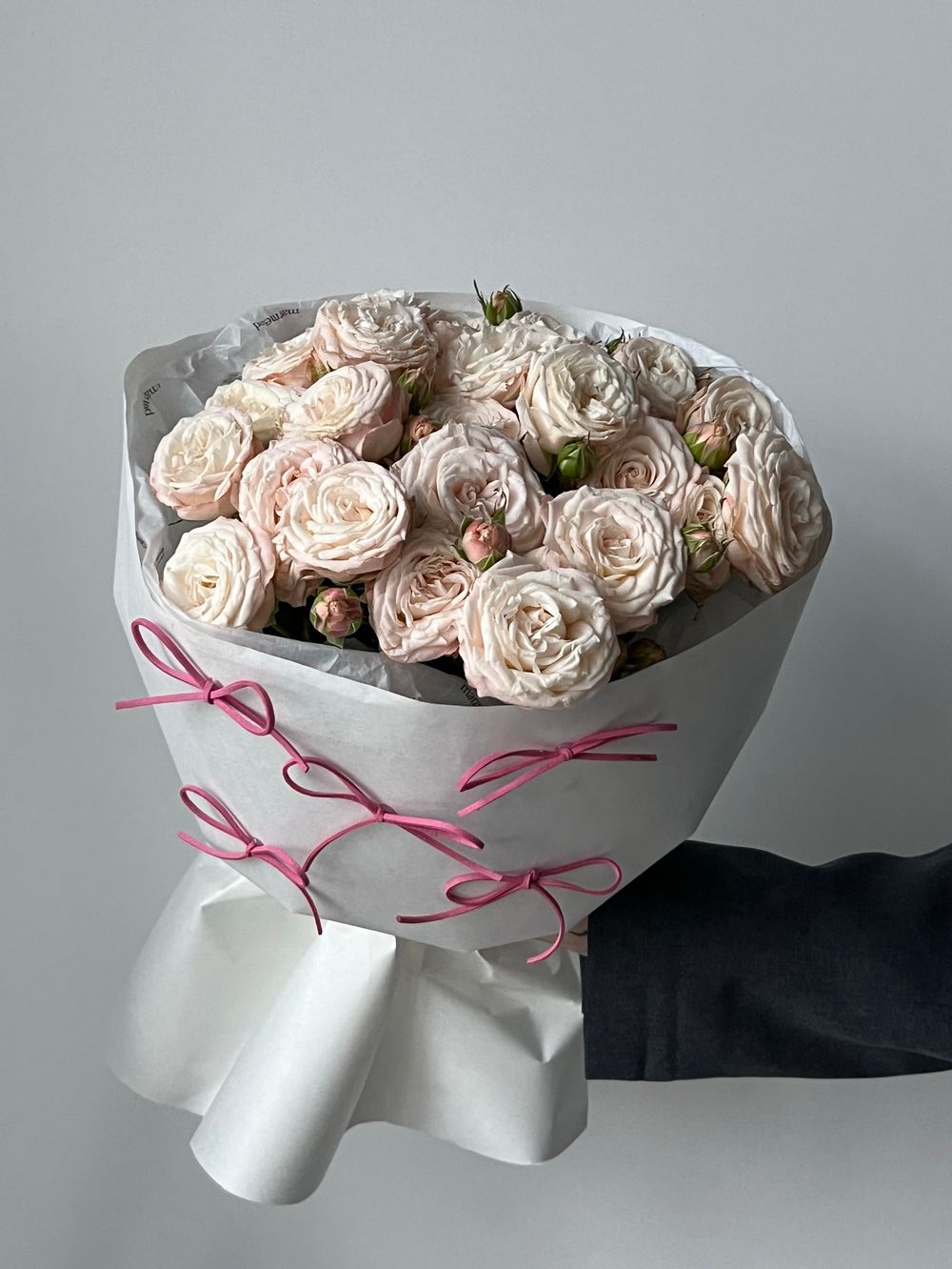 Букет из кустовой пионовидной розы в нежном оттенке