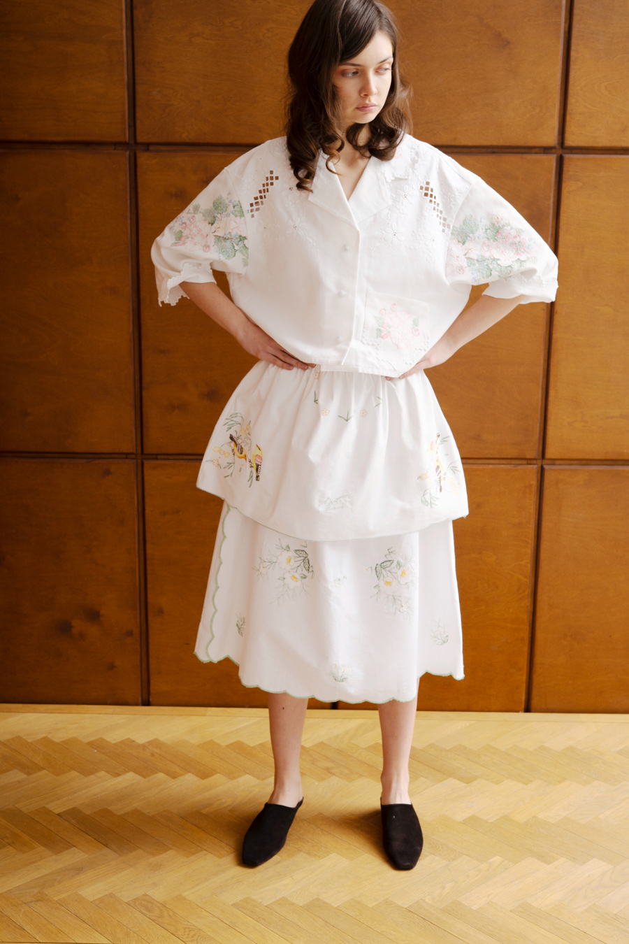 Укороченная рубашка с цветочной вышивкой