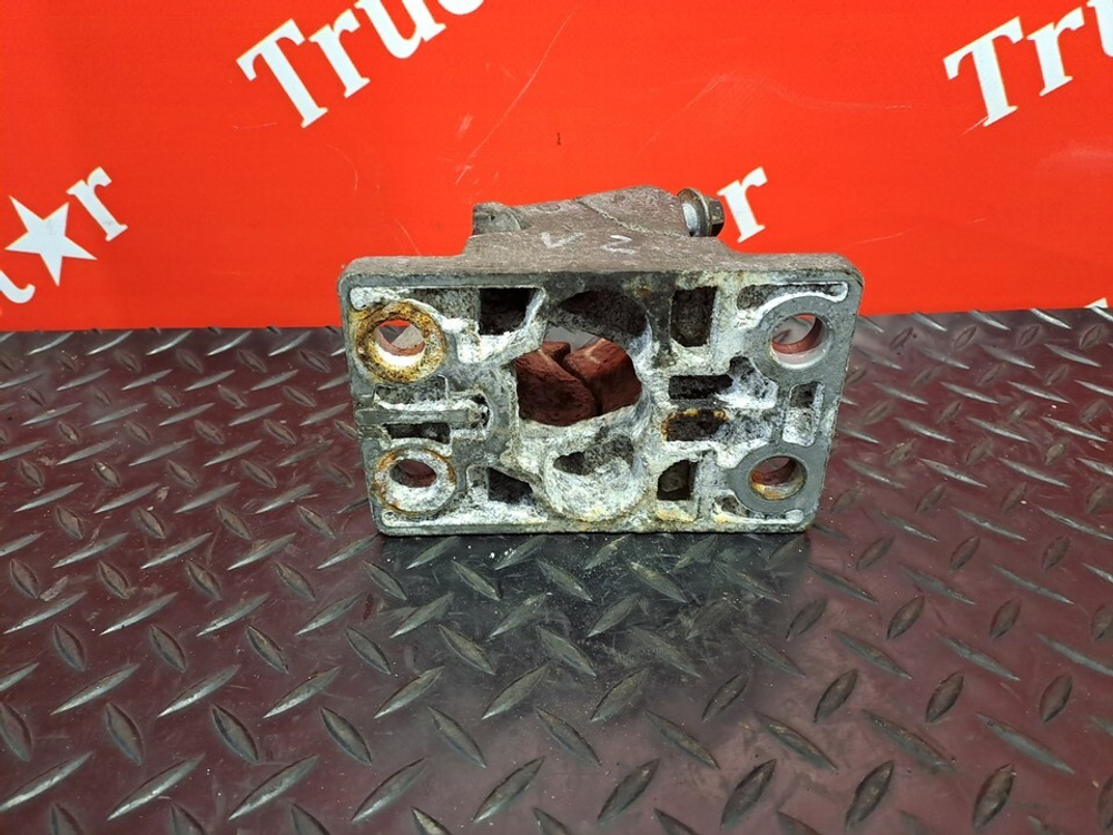 Кронштейн крыла заднего