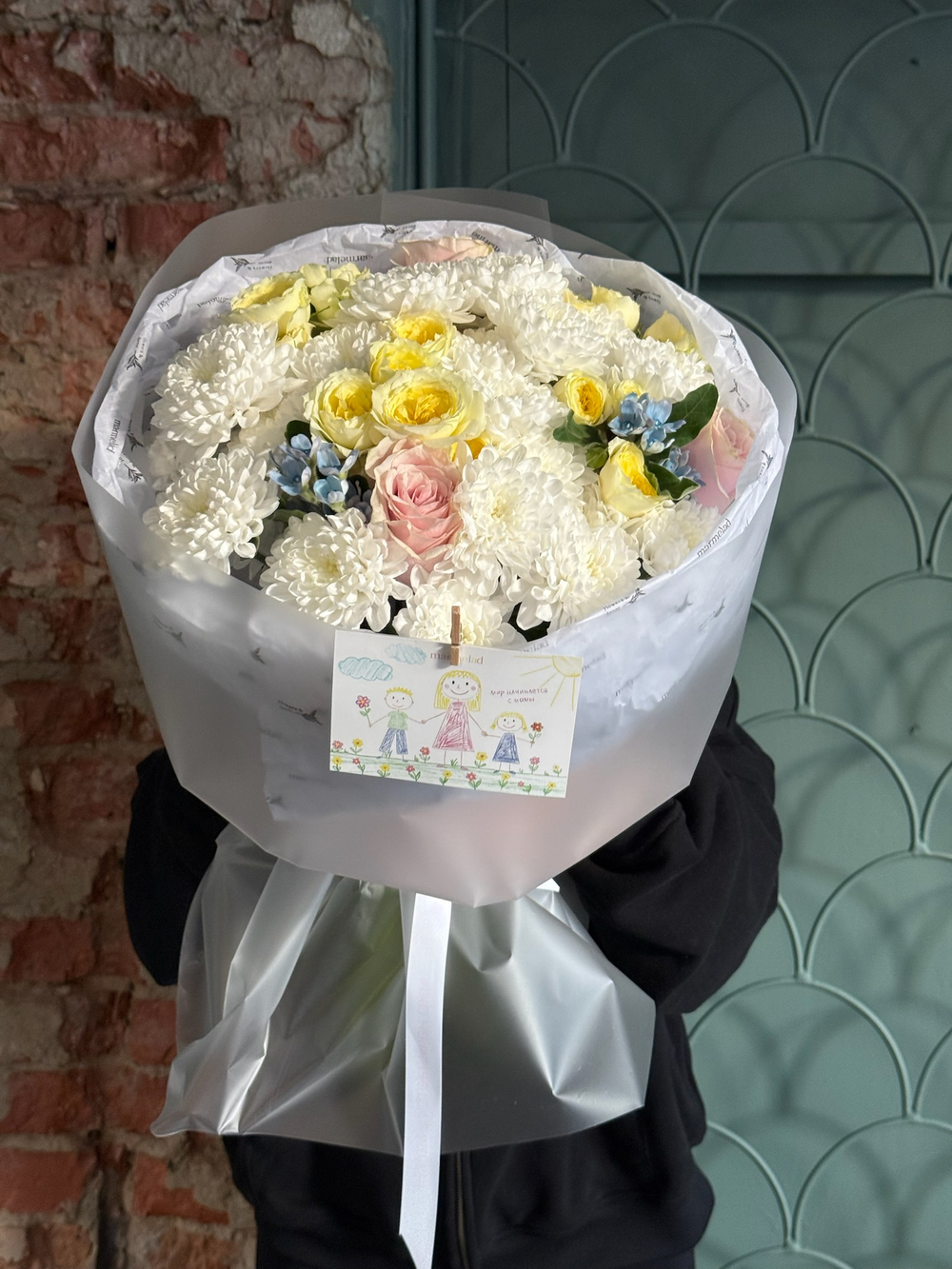 Букет из кустовых пионовидных роз, одноголовой розы, оксипеталума и хризантемы