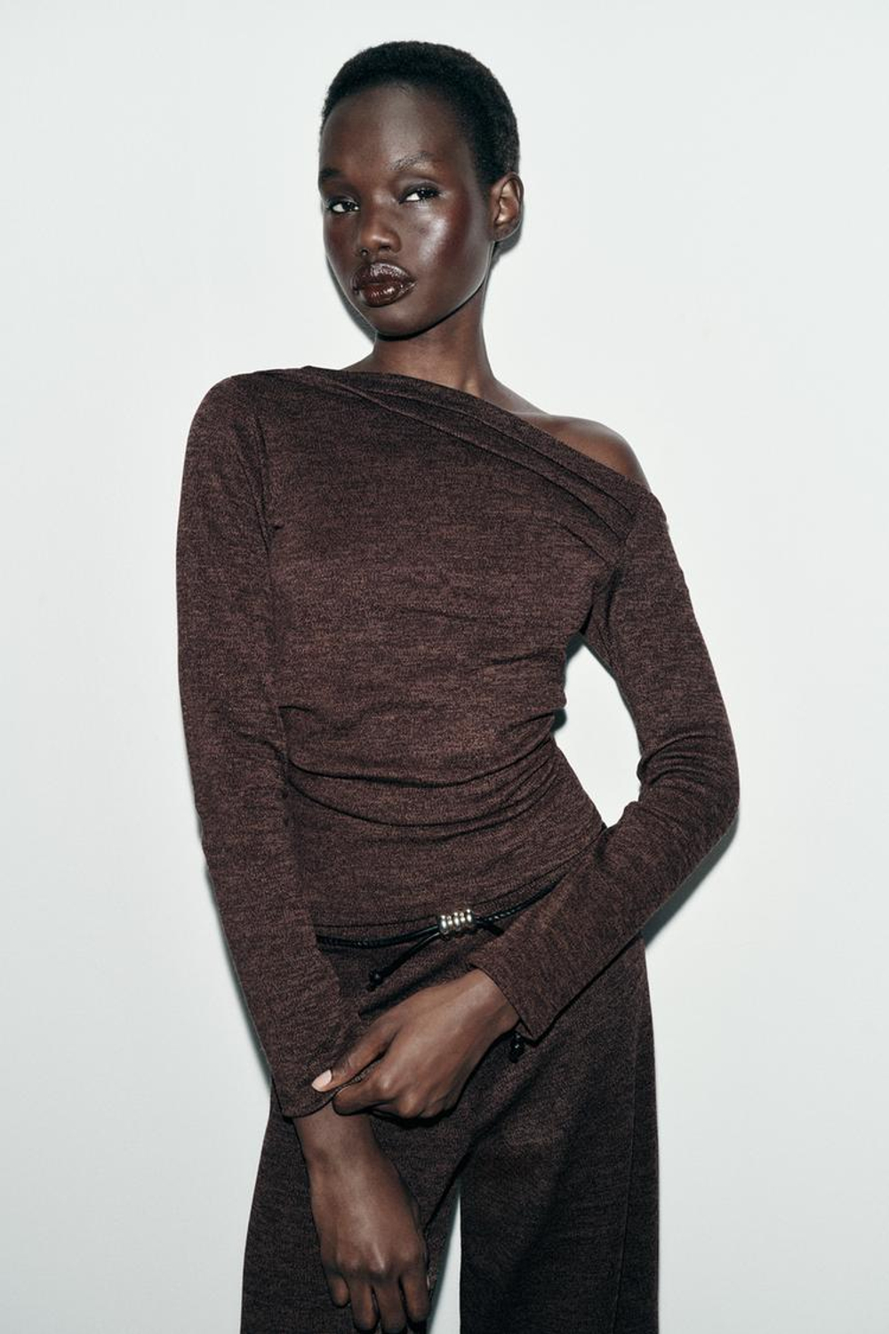 ZARA ТОП АСИММЕТРИЧНОГО КРОЯ ИЗ ТКАНИ ПИКЕ, ТЕМНО-КОРИЧНЕВЫЙ