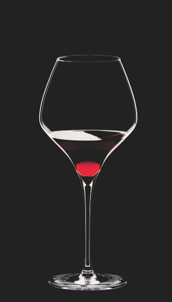 Набор бокалов для красного вина 2 шт 770 мл Riedel Pinot Noir Австрия на черном фоне