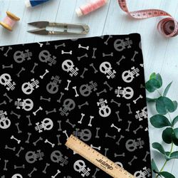 Ткань флис белые черепа и серые кости на чёрном фоне