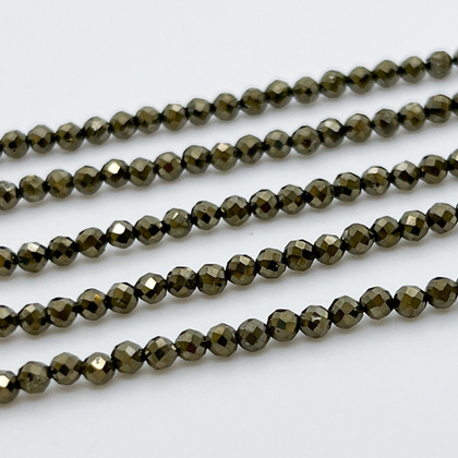 Пирит граненый бусины, размер около 3-3,2 мм, цена за отрезок 19 см (1/2 нити)