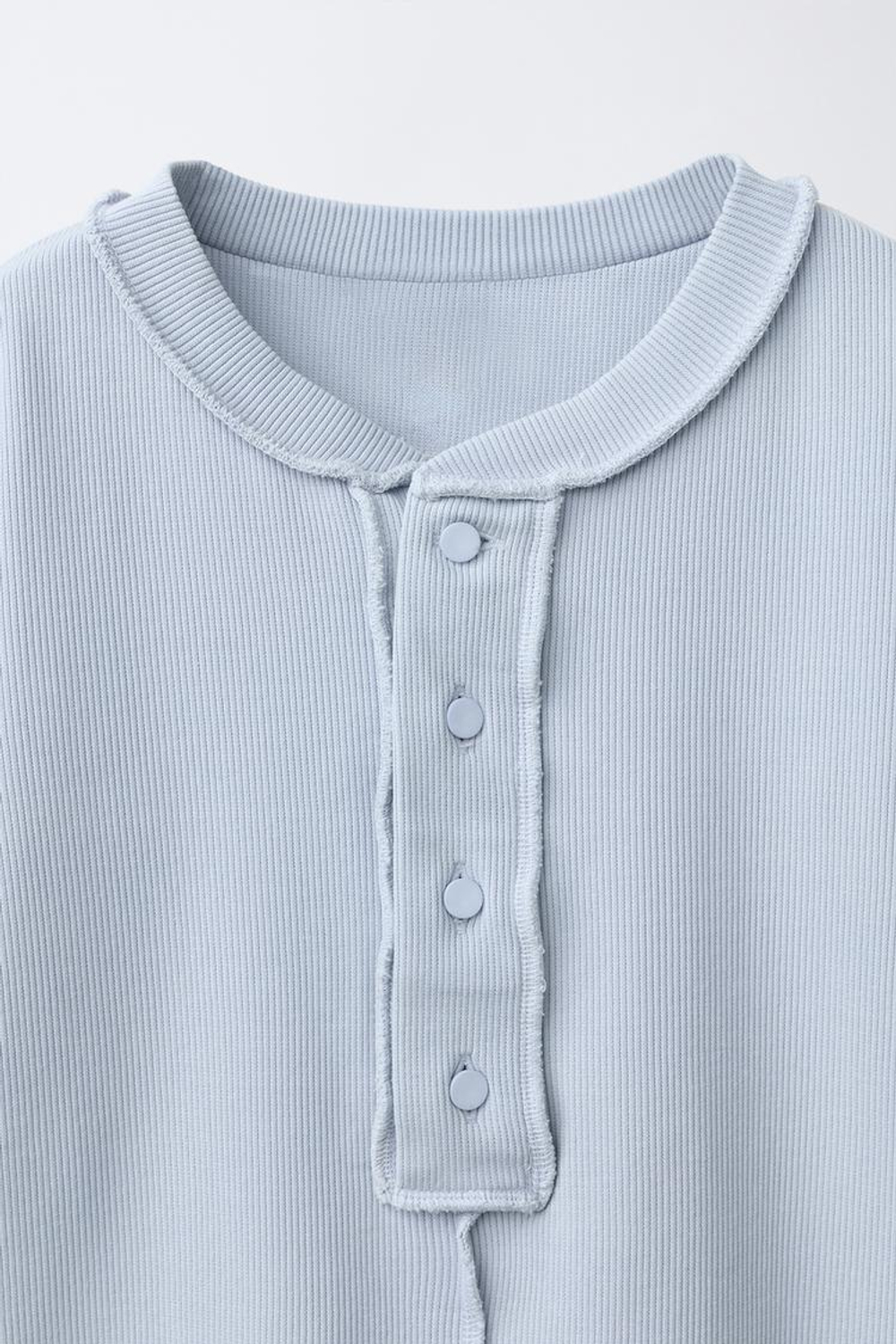 ZARA ФУТБОЛКА ОВЕРЛОК С ПУГОВИЦАМИ, ГОЛУБОЙ