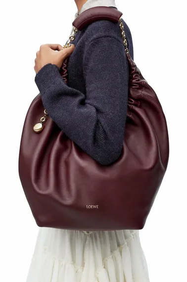Сумка Loewe Squeeze среднего размера из кожи ягненка наппа бордовый