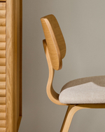 Стул Gena из бежевого шенилла с каркасом из шпона дуба и каучукового дерева