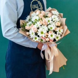 Букет с кустовой розой и хризантемой