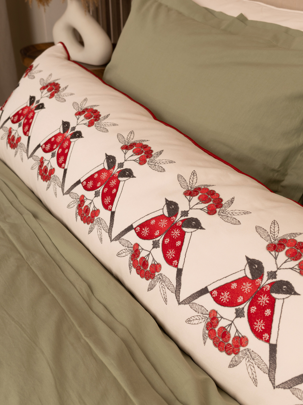 Длинная подушка "Снегири"