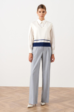 23052 Жилет женский (молочный / синий)