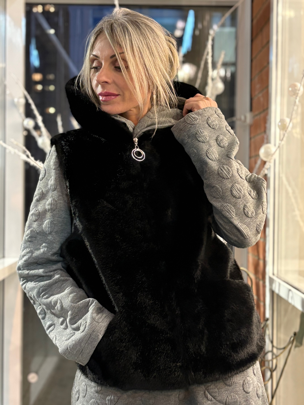 Жилет с капюшоном /черный