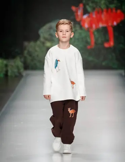 свитшот в молочном цвете