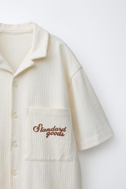 ZARA РУБАШКА ИЗ РЕЛЬЕФНОЙ ТКАНИ С НАДПИСЬЮ, ЭКРЮ