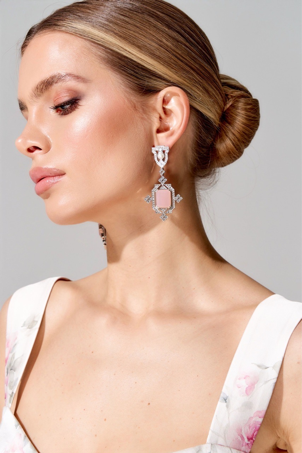 Платье-футляр с отделкой премиальным кружевом