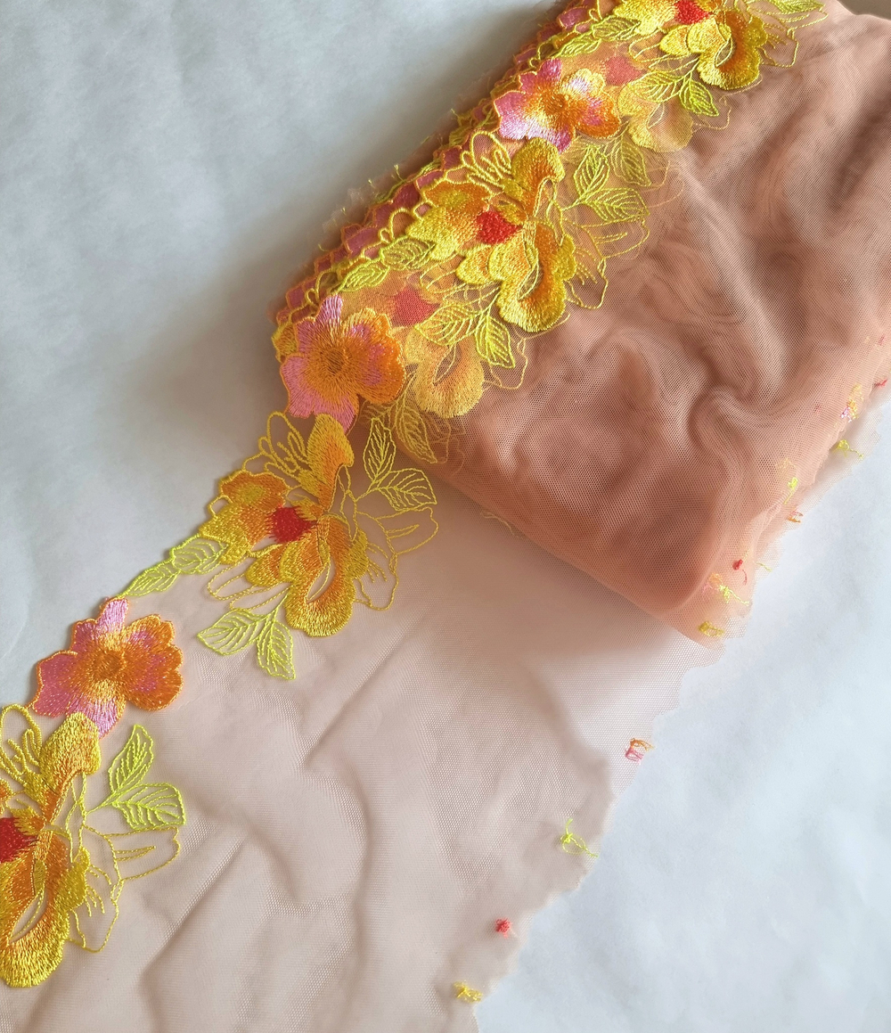 Вышивка на сетке с жёлто-оранжевыми цветами К216 правая