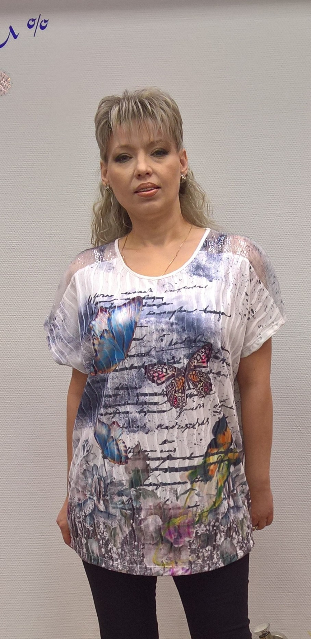 Светлый нарядный блузон со стразовыми бабочками