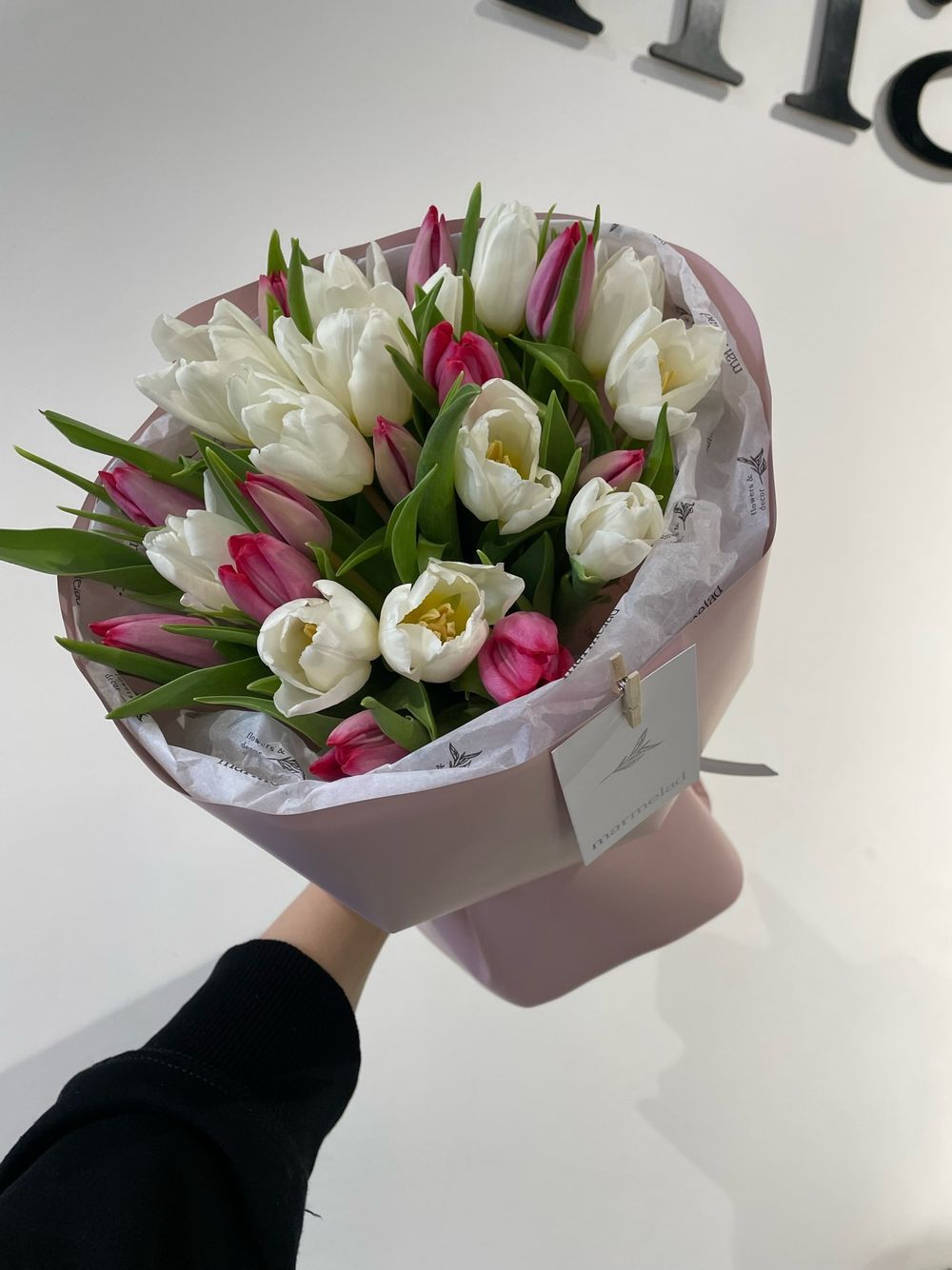 Букет из 25 белых и ярко-розовых тюльпанов
