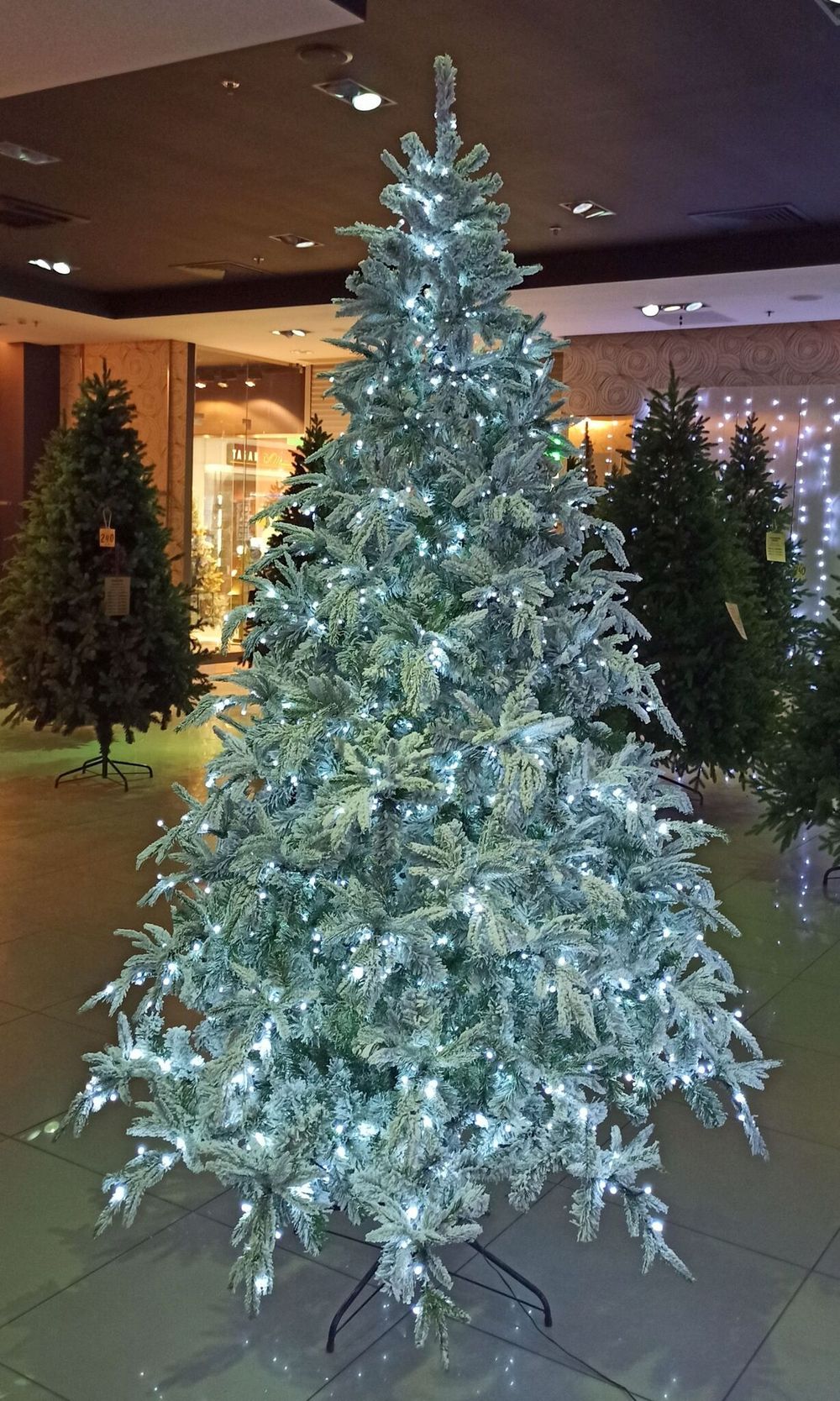 Заснеженная елка с гирляндой «Форесто» холодный свет (Литая+пвх) 180 см / 1,8 м