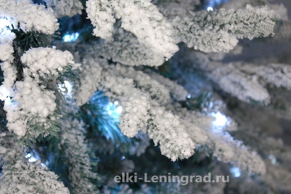 Заснеженная ель с гирляндой «Россо» холодный свет (Литая+пвх) 240 см / 2,4 м