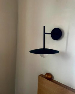 Современный настенный светильник в минималистичном стиле.