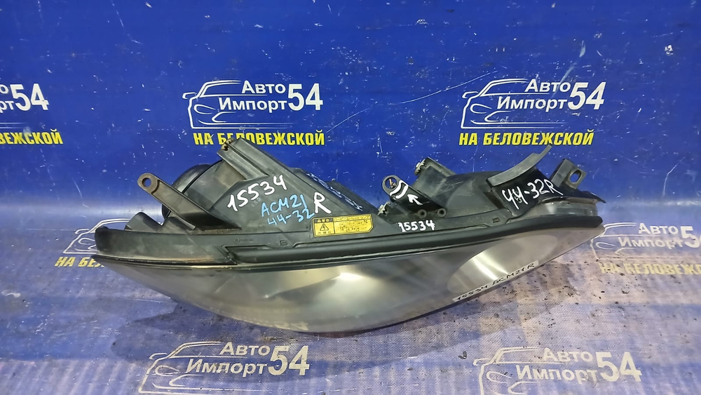 Фара передняя правая TOYOTA IPSUM 2001-2003