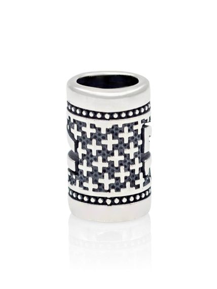 Фото шарм цифра число 17 из серебра на белом фоне сбоку