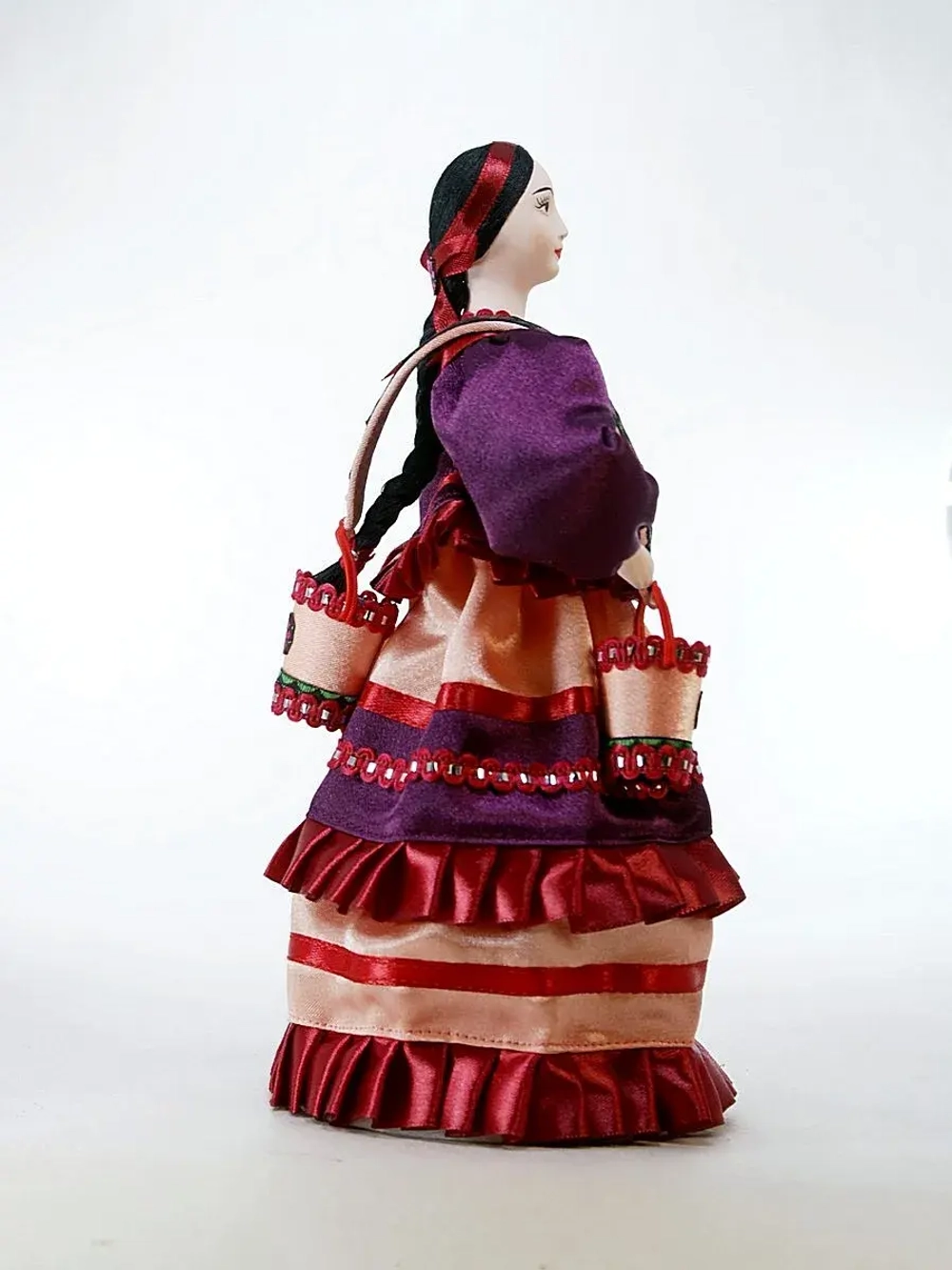 Кукла фарфоровая Водоноска-казачка