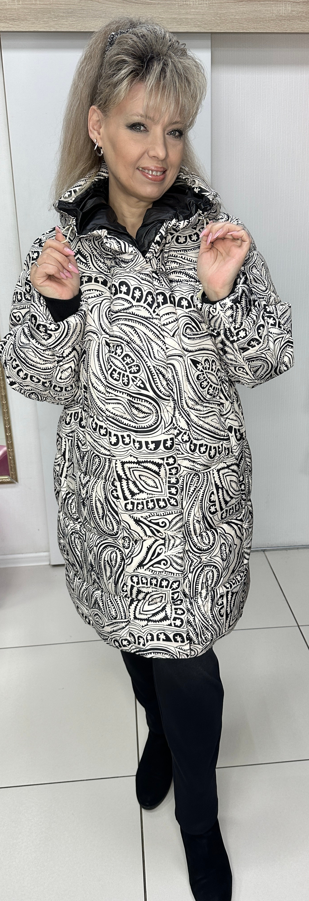 Удлиненный черно-белый пуховик