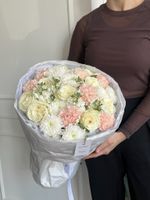 Сборный букет из хризантемы, маттиолы, диантусов и одноголовых роз